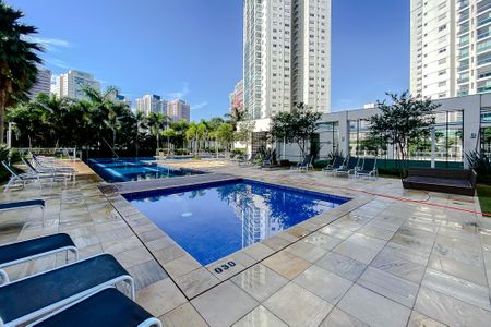 Apartamento à venda com 250m², 5 quartos e 3 vagas Apartamento à venda com 250m², 5 quartos e 3 vagasÁrea comum - Piscina