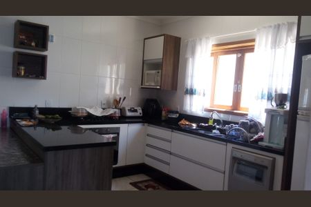 Casa à venda com 360m², 3 quartos e 6 vagas Casa à venda com 360m², 3 quartos e 6 vagasCozinha