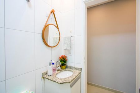 Apartamento à venda com 64m², 2 quartos e 1 vaga Apartamento à venda com 64m², 2 quartos e 1 vagaBanheiro social
