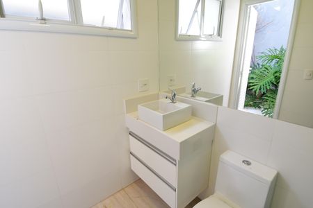 Casa de condomínio à venda com 310m², 3 quartos e 4 vagasBanheiro de serviço