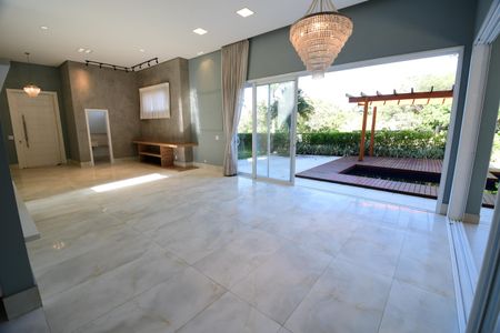 Casa de condomínio à venda com 310m², 3 quartos e 4 vagasSala