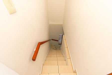 Casa para alugar com 100m², 2 quartos e 2 vagasEscada