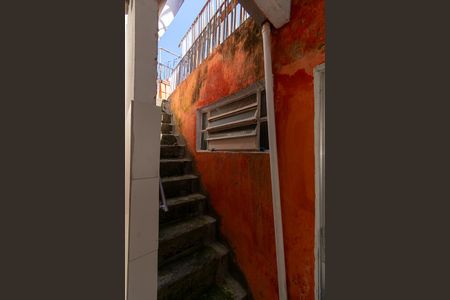 Casa para alugar com 100m², 2 quartos e 2 vagasEscada