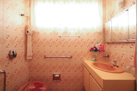 Casa à venda com 141m², 3 quartos e 1 vagaBanheiro