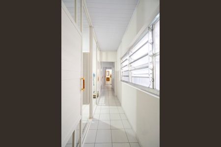 Corredor  de casa à venda com 5 quartos, 130m² em Vila Carrão, São Paulo