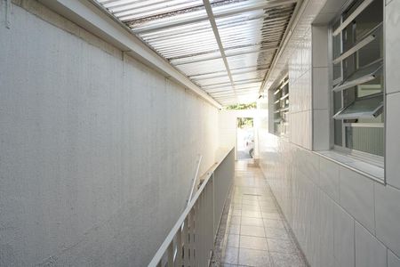 Casa à venda com 130m², 5 quartos e sem vaga Casa à venda com 130m², 5 quartos e sem vagaCorredor lateral