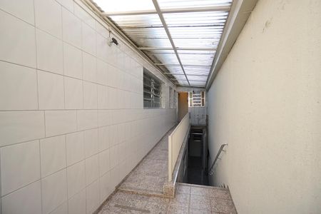 Casa à venda com 130m², 5 quartos e sem vaga Casa à venda com 130m², 5 quartos e sem vagaCorredor lateral