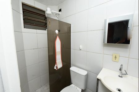 Banheiro de apartamento à venda com 2 quartos, 44m² em Califórnia, Belo Horizonte
