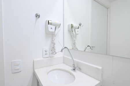 Studio para alugar com 34m², 1 quarto e sem vaga Studio para alugar com 34m², 1 quarto e sem vagaBanheiro Social