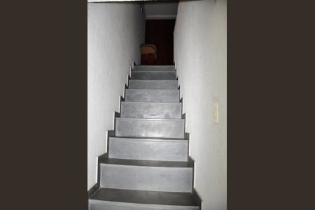 Casa para alugar com 559m², 4 quartos e 10 vagasDetalhe - Escada Quarto 03 com Suíte