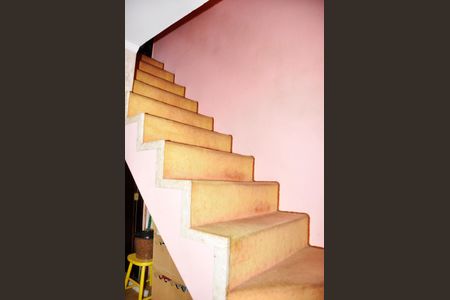 Casa para alugar com 559m², 4 quartos e 10 vagasDetalhe - Escada