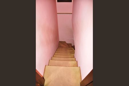 Casa para alugar com 559m², 4 quartos e 10 vagasDetalhe - Escada