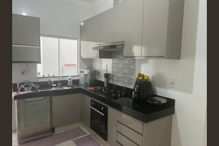 Casa para alugar com 90m², 3 quartos e 2 vagasCozinha