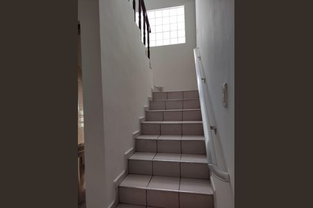 Casa à venda com 135m², 2 quartos e 2 vagasEscada