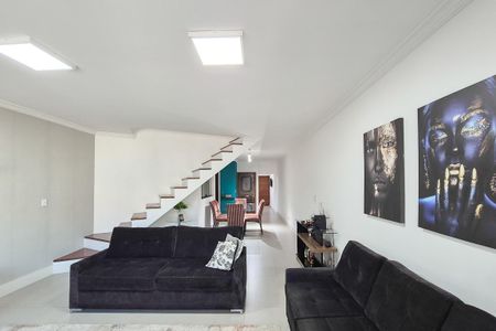 Casa à venda com 250m², 4 quartos e 6 vagasSala