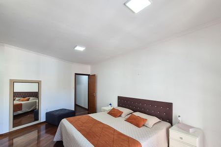 Casa à venda com 250m², 4 quartos e 6 vagasSuíte