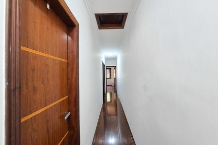 Casa à venda com 250m², 4 quartos e 6 vagasCorredor