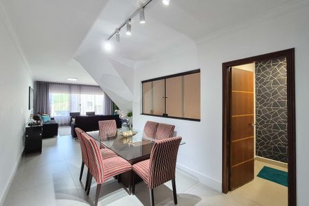 Casa à venda com 250m², 4 quartos e 6 vagasSala