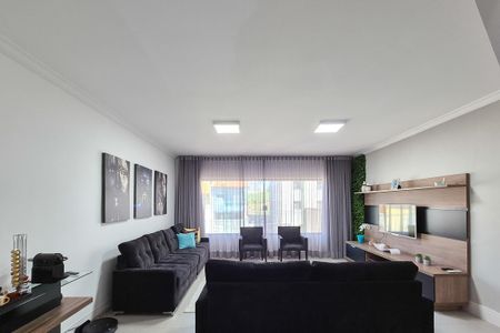 Casa à venda com 250m², 4 quartos e 6 vagasSala