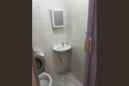 Banheiro  de casa para alugar com 2 quartos, 40m² em Vila Guarani (Zona Sul), São Paulo