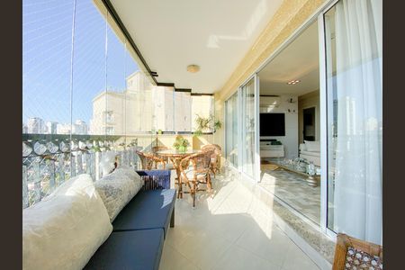 Apartamento à venda com 192m², 4 quartos e 4 vagas Apartamento à venda com 192m², 4 quartos e 4 vagasVaranda