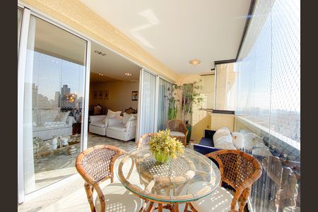 Apartamento à venda com 192m², 4 quartos e 4 vagas Apartamento à venda com 192m², 4 quartos e 4 vagasVaranda
