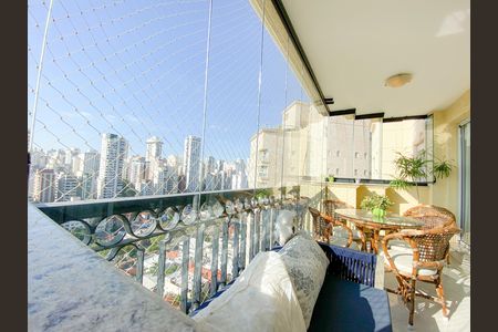 Apartamento à venda com 192m², 4 quartos e 4 vagas Apartamento à venda com 192m², 4 quartos e 4 vagasVaranda