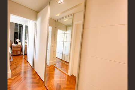 Apartamento à venda com 192m², 4 quartos e 4 vagas Apartamento à venda com 192m², 4 quartos e 4 vagasCloset Suíte 1