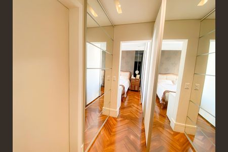 Apartamento à venda com 192m², 4 quartos e 4 vagas Apartamento à venda com 192m², 4 quartos e 4 vagasCloset Suíte 1