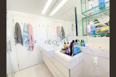 Apartamento à venda com 192m², 4 quartos e 4 vagas Apartamento à venda com 192m², 4 quartos e 4 vagasBanheiro Suíte 1