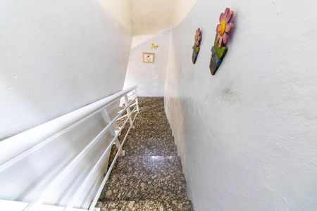 Casa para alugar com 180m², 3 quartos e 2 vagas Casa para alugar com 180m², 3 quartos e 2 vagasEscada