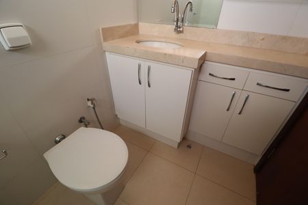 Apartamento para alugar com 134m², 4 quartos e 3 vagasBanheiro do Quarto 2