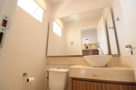 Casa de condomínio à venda com 119m², 4 quartos e 2 vagasLavabo