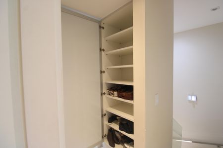 Casa de condomínio à venda com 119m², 4 quartos e 2 vagasCorredor