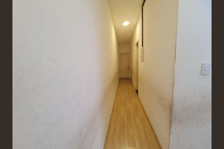 Casa à venda com 300m², 3 quartos e 3 vagasCorredor com piso de madeira e iluminação adequada.