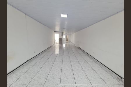 Corredor com piso de porcelanato e iluminação adequada. de casa à venda com 3 quartos, 300m² em Vila Granada, São Paulo