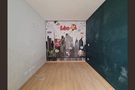 Quarto com decoração infantil com personagens de super-heróis e cidade em fundo, com madeira no chão e parede escura e branca. de casa à venda com 3 quartos, 300m² em Vila Granada, São Paulo