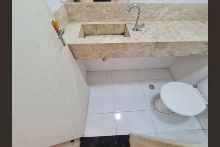 Banheiro com piso de porcelanato, pia de granito e vaso sanitário branco. de casa à venda com 3 quartos, 300m² em Vila Granada, São Paulo