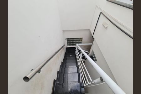 Casa à venda com 300m², 3 quartos e 3 vagasEscada interna de um prédio residencial, com corrimão de metal e piso de porcelanato.