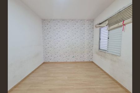 Quarto com paredes brancas e piso de madeira, com uma janela com persianas e uma parede com papel de parede com desenhos de animais. de casa à venda com 3 quartos, 300m² em Vila Granada, São Paulo