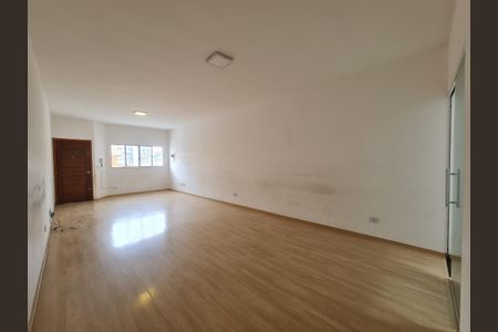 Sala com piso de madeira e porta de madeira, com luz natural e iluminação adequada. de casa à venda com 3 quartos, 300m² em Vila Granada, São Paulo