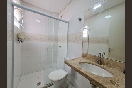 Casa à venda com 300m², 3 quartos e 3 vagasBanheiro com piso de porcelanato, vaso sanitário e pia de mármore.