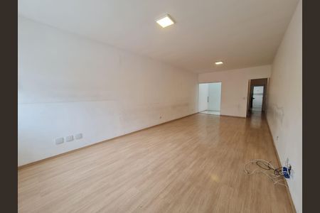 Sala com piso de madeira e iluminação adequada, sem móveis ou decoração. de casa à venda com 3 quartos, 300m² em Vila Granada, São Paulo