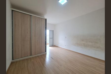 Cupboard with sliding doors and wooden floor in a room with a balcony and a door leading to the outside. de casa à venda com 3 quartos, 300m² em Vila Granada, São Paulo