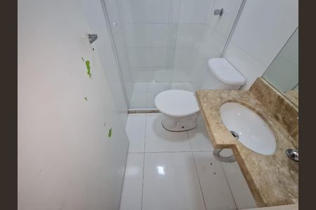 Banheiro com piso de porcelanato, vaso sanitário e lavabo de porcelana, e pia de granito. de casa à venda com 3 quartos, 300m² em Vila Granada, São Paulo