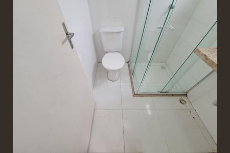 Casa à venda com 300m², 3 quartos e 3 vagasBanheiro com piso de porcelanato e chuveiro de vidro.