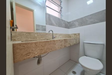 Banheiro com pia e vaso sanitário, com teto branco e paredes de gesso, e piso de porcelanato. de casa à venda com 3 quartos, 300m² em Vila Granada, São Paulo