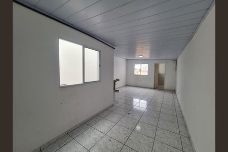 Sala com piso de porcelanato e iluminação natural, sem móveis ou decoração. de casa à venda com 3 quartos, 300m² em Vila Granada, São Paulo