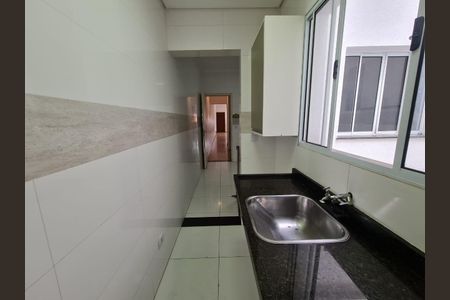 Casa à venda com 300m², 3 quartos e 3 vagasCozinha com piso de porcelanato, bancada de granito e janela grande.