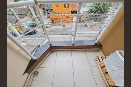 Casa à venda com 300m², 3 quartos e 3 vagasBalcony com vista para a rua, com uma escada e uma grade de segurança.